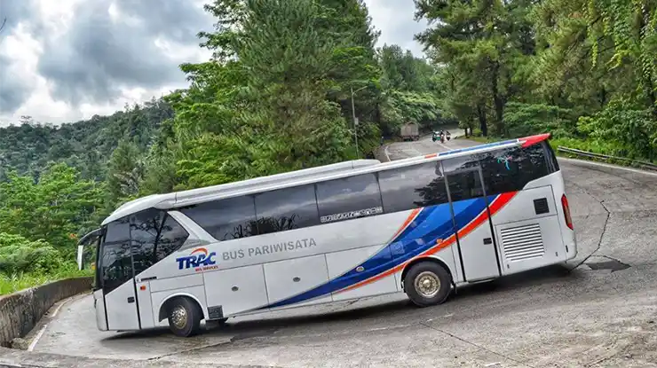 Bus Pariwisata TRAC Astra